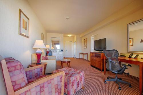 a living room with a desk and a chair at Hilton Garden Inn Las Vegas Strip South in Las Vegas