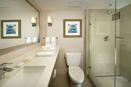 y baño con aseo y ducha. en Hilton Garden Inn Miami South Beach, en Miami Beach