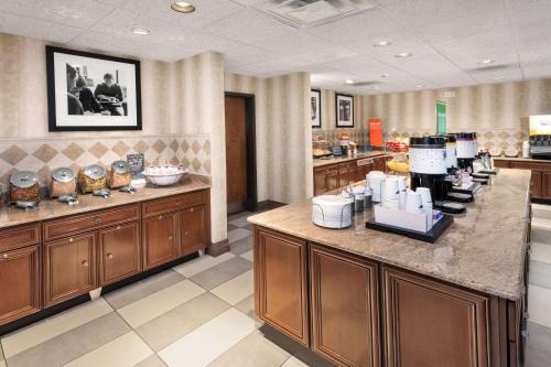Η κουζίνα ή μικρή κουζίνα στο Hampton Inn & Suites Munster