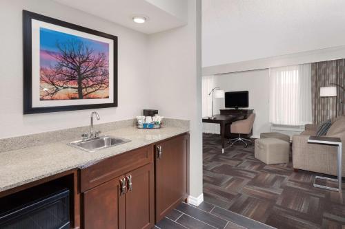 Μια τηλεόραση ή/και κέντρο ψυχαγωγίας στο Hampton Inn & Suites Munster