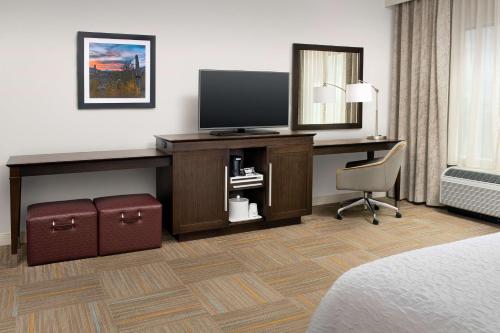TV a/nebo společenská místnost v ubytování Hampton Inn & Suites Phoenix/Tempe
