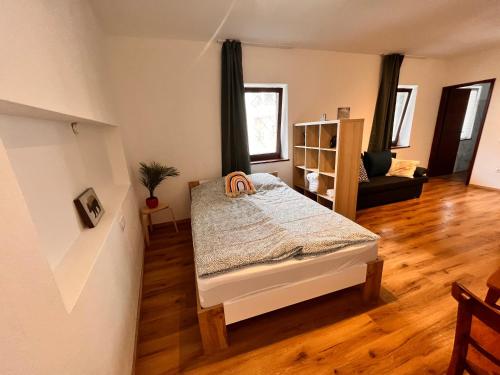 a bedroom with a bed and a living room at Perfekte Lage! Ganze Wohnung Burgblick Residenz in Sankt Veit an der Glan