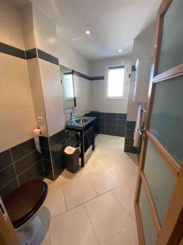 uma casa de banho com um WC e um lavatório em Joli appartement meublé pour 4 personnes em Mireval