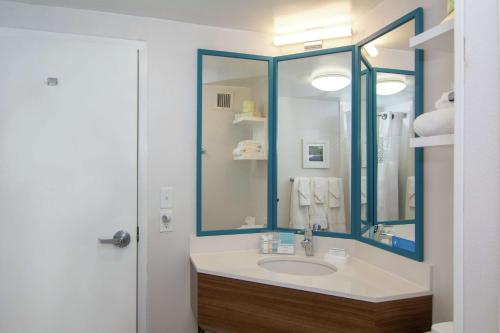 y baño con lavabo y espejo. en Hampton Inn Summersville, en Summersville