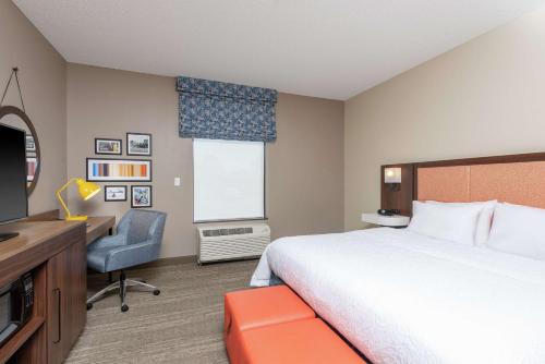 Ένα ή περισσότερα κρεβάτια σε δωμάτιο στο Hampton Inn Warsaw