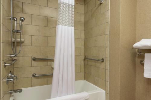 Ένα μπάνιο στο Hampton Inn Warsaw