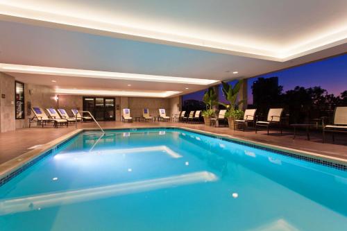 ein Pool mit blauem Wasser in einem Hotel in der Unterkunft Hilton Garden Inn Irvine/Orange County Airport in Irvine