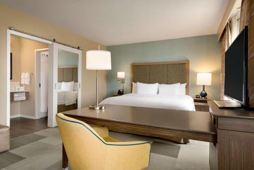 Llit o llits en una habitació de Hampton Inn and Suites Monroe