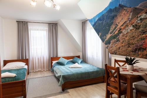 考斯賽力克的住宿－Zielony Szlak，一间卧室配有两张床和一张桌子