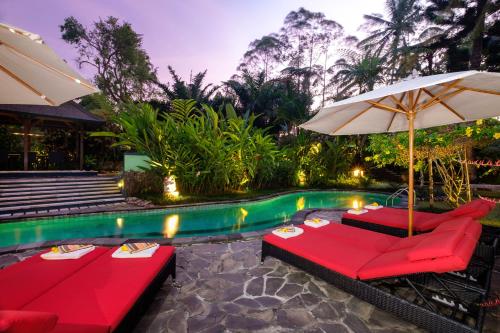 Bazén v ubytování Puri Naga Toya Bali -Escape with Style for Families nebo v jeho okolí