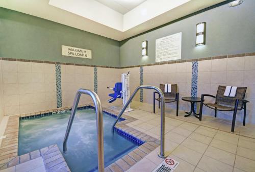 a swimming pool with a hot tub in a hotel room at Hampton Inn & Suites Milwaukee/Franklin in Franklin