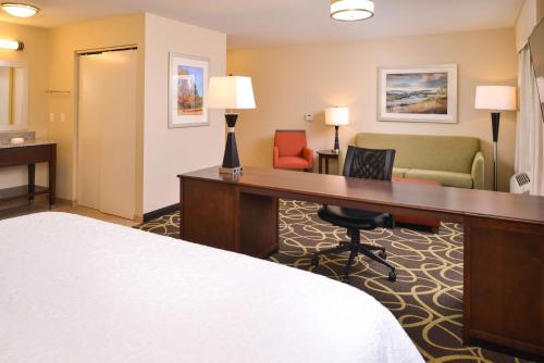 a hotel room with a bed and a desk at Hampton Inn Omaha Midtown-Aksarben in Omaha