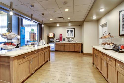 a large room with aasteryasteryasteryasteryasteryasteryasteryasteryasteryasteryastery at Hampton Inn & Suites Milwaukee West in West Allis