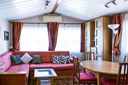 een woonkamer met een bank en een tafel bij mobil home in Hyères