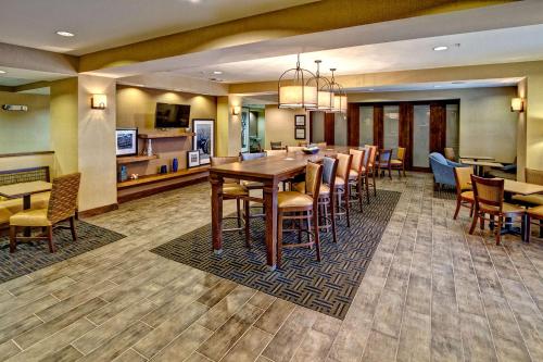 Televisyen dan/atau pusat hiburan di Hampton Inn Clarksdale, Ms