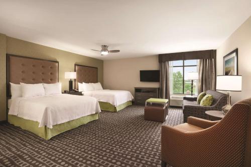 une chambre d'hôtel avec deux lits et un canapé dans l'établissement Homewood Suites by Hilton Ankeny, à Ankeny