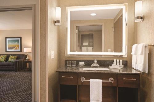 La salle de bains est pourvue d'un lavabo et d'un grand miroir. dans l'établissement Homewood Suites by Hilton Ankeny, à Ankeny