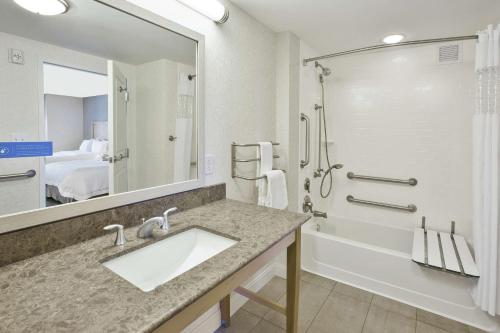 Bilik mandi di Hampton Inn Bar Harbor