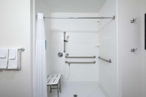 y baño blanco con ducha y aseo. en Hampton Inn Marion, en Marion