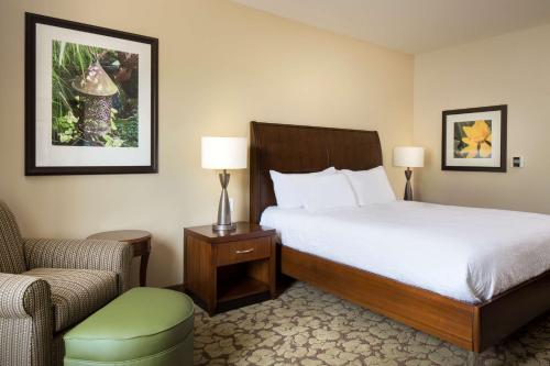 Säng eller sängar i ett rum på Hilton Garden Inn Bettendorf/ Quad Cities