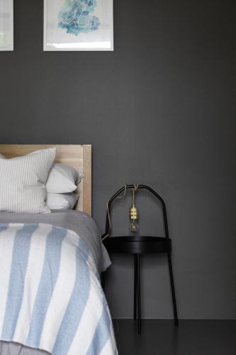 a bedroom with a bed and a lamp on a table at Style Meets Location in Göteborg in Gothenburg