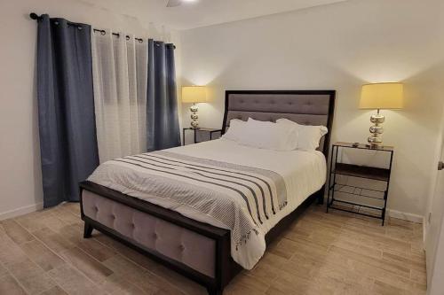 um quarto com uma cama grande com duas lâmpadas e uma cama sidx sidx sidx sidx em Casa Sunrise, Large Home, Minutes from Airport, YRMC, Mexico Borders em Yuma