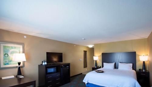 Ένα ή περισσότερα κρεβάτια σε δωμάτιο στο Hampton Inn Saskatoon South