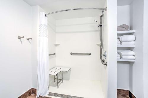 ein weißes Bad mit einer Dusche und einem Tisch in der Unterkunft Hampton Inn Macon - I-475 in Macon