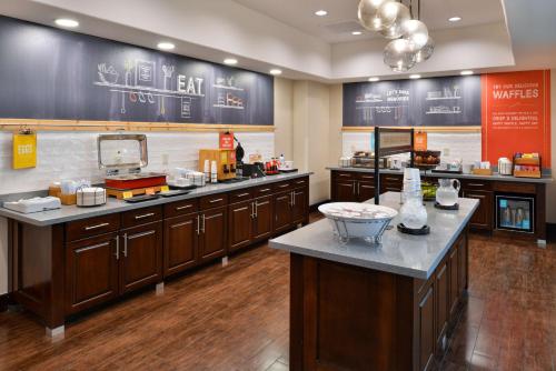Kuchyň nebo kuchyňský kout v ubytování Hampton Inn and Suites Hutto
