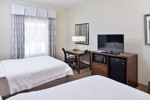 TV a/nebo společenská místnost v ubytování Hampton Inn and Suites Hutto