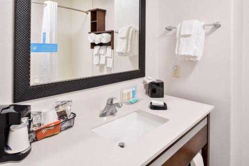 Koupelna v ubytování Hampton Inn and Suites Hutto