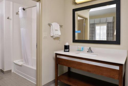 Koupelna v ubytování Hampton Inn and Suites Hutto