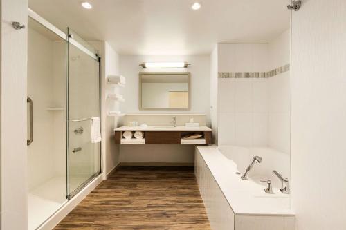 y baño blanco con lavabo y ducha. en Hampton Inn by Hilton Edmonton/Sherwood Park, en Sherwood Park