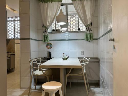 a small kitchen with a table and chairs at Frente Mar! 3 quartos e 2 vagas in Santos