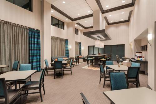 Un restaurante u otro lugar para comer en Hampton Inn & Suites West Des Moines Mill Civic