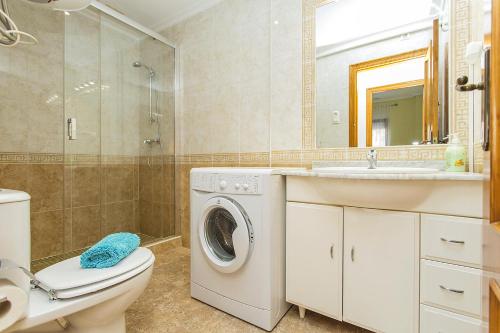 y baño con lavadora y lavamanos. en 244 Cabo Roig Luxury -Alicante Holiday, en Cabo Roig
