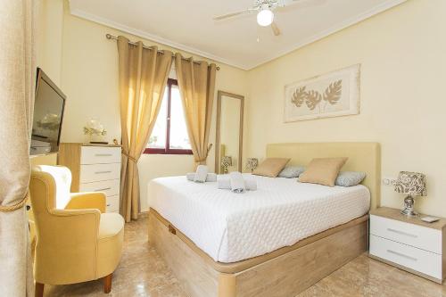 1 dormitorio con 1 cama, 1 silla y TV en 244 Cabo Roig Luxury -Alicante Holiday, en Cabo Roig