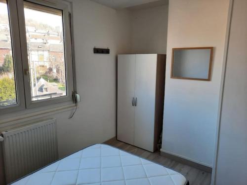 Cette chambre dispose d'un réfrigérateur blanc et d'une fenêtre. dans l'établissement Appartement T4 Rouen, à Rouen