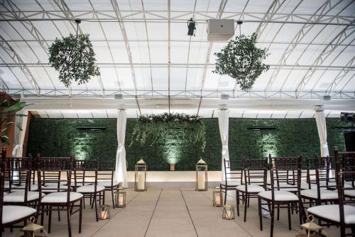 Um restaurante ou outro lugar para comer em The Sam Houston Hotel, Curio Collection by Hilton