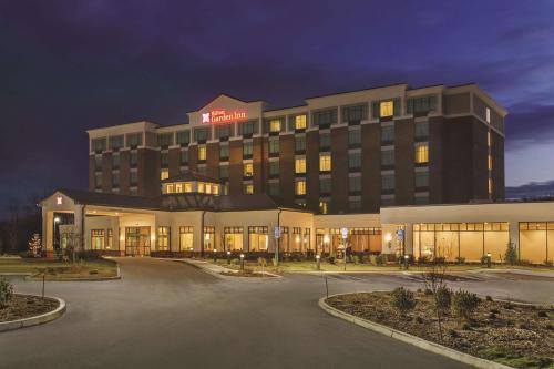 a hotel with a parking lot in front of it at Hilton Garden Inn Wallingford/Meriden in Wallingford