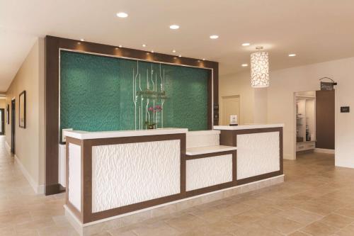 a lobby with a large green wall in a building at Hilton Garden Inn Wallingford/Meriden in Wallingford