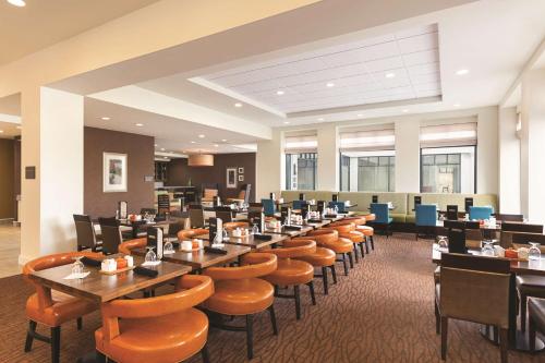 a large dining room with tables and chairs at Hilton Garden Inn Wallingford/Meriden in Wallingford