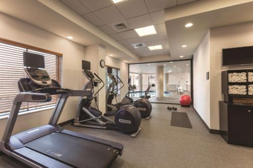 a gym with treadmills and ellipticals in a room at Hilton Garden Inn Wallingford/Meriden in Wallingford