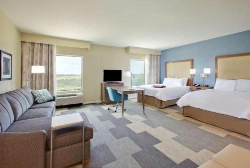 een hotelkamer met een bed en een bank bij Hampton Inn and Suites Snyder in Snyder