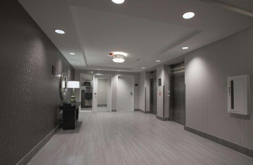 a hallway of a hospital with a hallwayngth at Hilton Garden Inn Bolingbrook I-55 in Bolingbrook