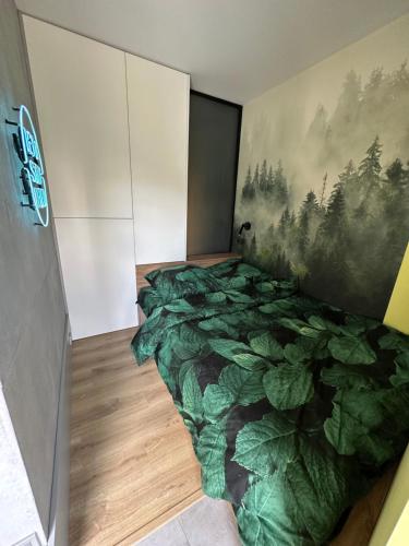 sypialnia z dużym łóżkiem o dużym liście w obiekcie ALEKSANDRA 2 - CONCRETE w Kielcach