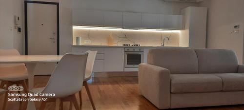 聖貝內代托德爾特龍托的住宿－Appartamento San Francesco 15，客厅配有沙发和桌椅