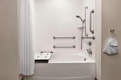 Das Bad ist mit einer Badewanne und einer Dusche ausgestattet. in der Unterkunft Hampton Inn & Suites Mount Joy/Lancaster West, Pa in Manheim