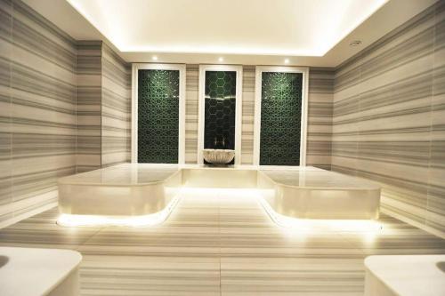 Habitación spa con 2 bañeras y 2 ventanas en Ultra Lux full Residence with balcony near to Bomonti Hotel, en Estambul