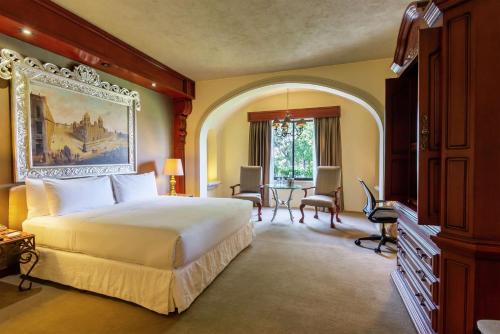 Un pat sau paturi într-o cameră la Hilton San Luis Potosi
